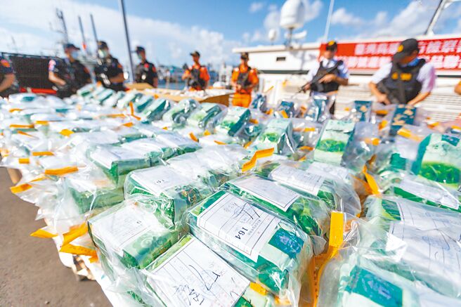 国际毒枭砸重金，改装德国知名大厂、有高超马力性能的游艇「裕胜号」运毒，高雄检警调、海巡人员及美国缉毒署跨国合作，起出1吨、黑市要价新台币9亿的K他命。（袁庭尧摄）