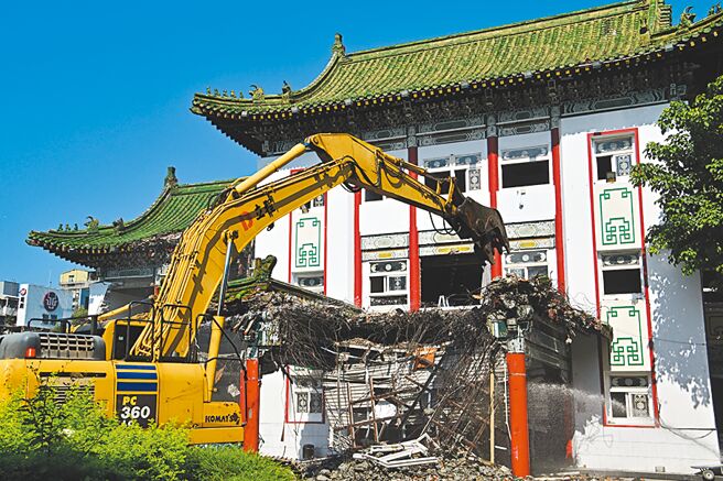 台北市立第一殯儀館啟用近一甲子，市府24日上午8時30分開始拆除，拆除完畢後先做停車場和綠地公園使用。（台北市民政局提供／劉彥宜台北傳真）