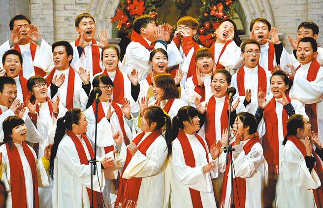 梵蒂冈宣布教宗方济各任命杨永强为中国浙江杭州主教，大陆官媒《环球时报》予以报导，形同北京认证中国主教的任命权属于教宗。图为西安天主教徒。（新华社）