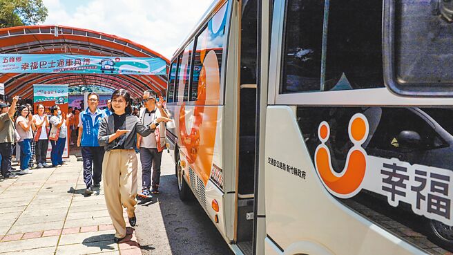 新竹縣五峰鄉幸福巴士增加既有4條路線預約班次，並新增3條預約路線，24日通車，縣府祕書長李安妤（中）指可滿足五峰鄉民各項需求。（新竹縣政府提供／羅浚濱新竹傳真）