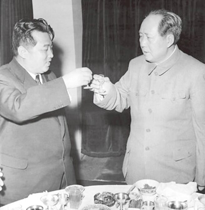 毛澤東（右）被認為利用韓戰消滅反共軍人，圖左是北韓領袖金日成訪北京。（本報資料照）