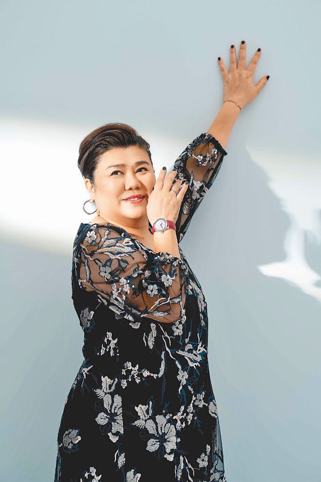 林美秀演技精湛，佩戴格拉蘇蒂原創奢華鑽表在鏡頭前扮演貴婦，貴氣十足。（攝影／石智中‧服裝提供／Marina Rinaldi）