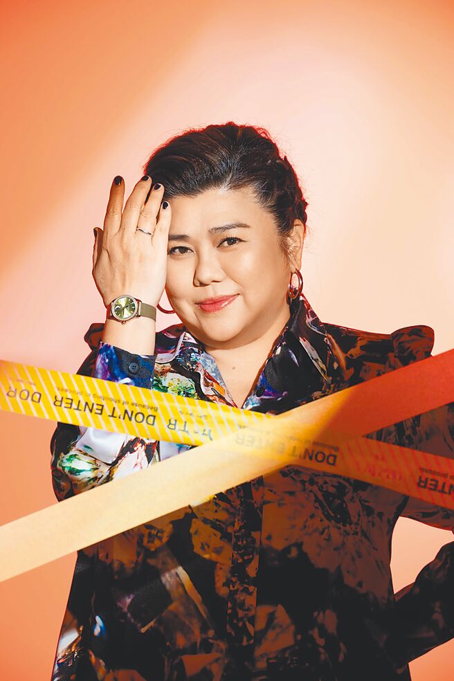 林美秀從伴舞出道，如今推出個人首張台語專題《LADY PUM PUM》，一圓歌星夢。（攝影／石智中‧服裝提供／Marina Rinaldi）