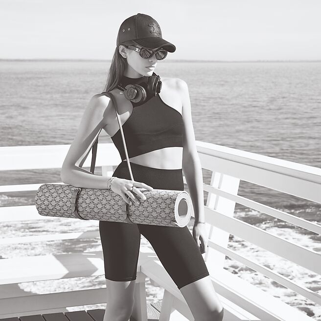 凱亞葛柏現身CELINE皮拉提斯運動形象大片，氣勢與架式完全不輸名模媽媽辛蒂克勞馥。（CELINE提供）