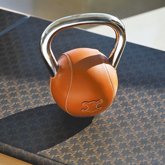 CELINE這一套皮拉提斯運動組項目極精緻，連壺鈴都有CELINE的皮革壓印工藝。（CELINE提供）