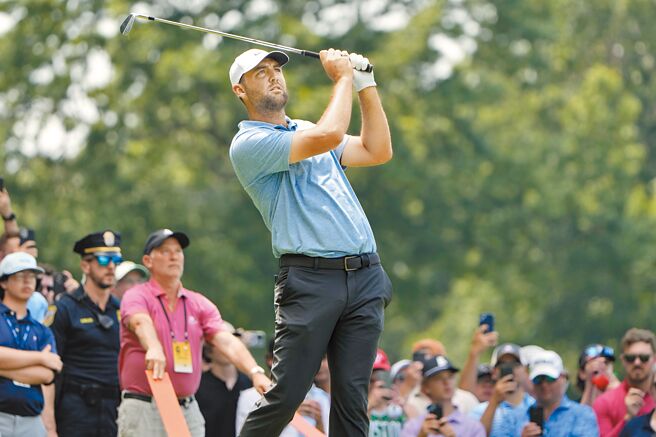 薛佛洛24日在旅行者錦標賽延長擊退金柱亨摘冠，也是本季第6勝。（美聯社）