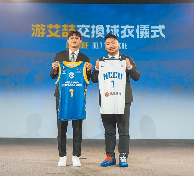 游艾喆（左）跟滋贺湖泊会长中山太分别拿着他的滋贺与政大7号球衣。（政大雄鹰与展逸国际提供）