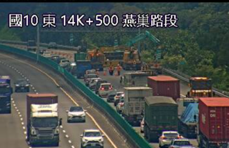 国10燕巢段「货柜车翻覆」！车辆打横躺路中 全线封闭