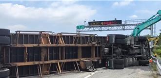 国10号西向货柜车翻车    1人受伤送医