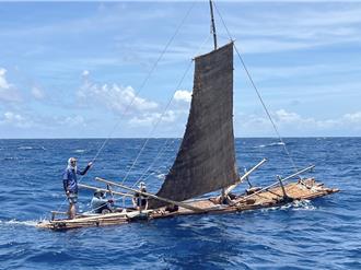 台東竹筏帆船勇闖黑潮 往返綠島完成首航