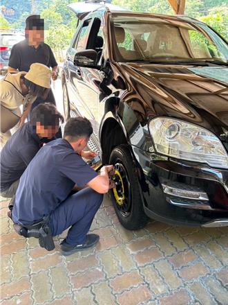 热心医师偏乡义诊遇爆胎 暖警帮换备胎助平安下山