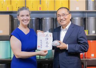 孫曉雅將卸任AIT處長 侯友宜贈「友誼長存」冠軍茶
