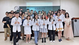 佛大心理系考照錄取率高達8成 成果展辦實習授袍 