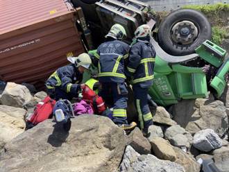 影》台2線貨櫃車翻覆墜7米深海提釀1死　翻車影片曝光