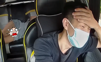 短裙妹侧坐不舒适 换姿势横躺「泄春光」！老司机扶额难藏笑意