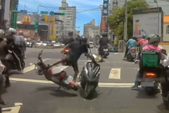 搶快受阻？騎士「逆向闖紅燈」回頭算帳 氣炸踹飛機車