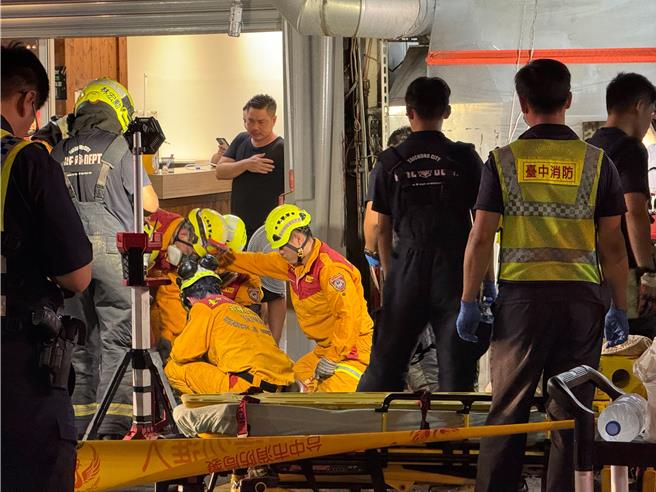 台中市烏日區中華路街頭25日晚間10點多突然傳出男性的「救命」聲，周邊住戶聞聲卻不見其人，趕忙報案，警消獲報到場後，循著聲音才發現竟是由路旁水溝傳出，立即開挖救人。（民眾提供／潘虹恩台中傳真）