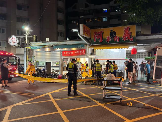 台中市烏日區中華路街頭25日晚間10點多突然傳出男性的「救命」聲，周邊住戶聞聲卻不見其人，趕忙報案，警消獲報到場後，循著聲音才發現竟是由路旁水溝傳出，立即開挖救人。（民眾提供／潘虹恩台中傳真）