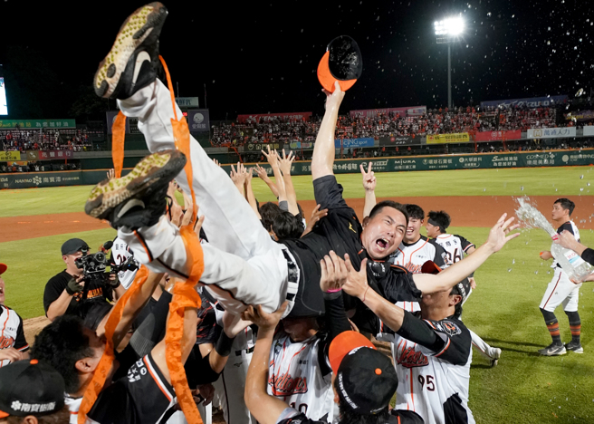 統一獅奪下隊史第17座季冠軍，賽後球員將總教練林岳平高高拋起慶祝。（統一獅提供）