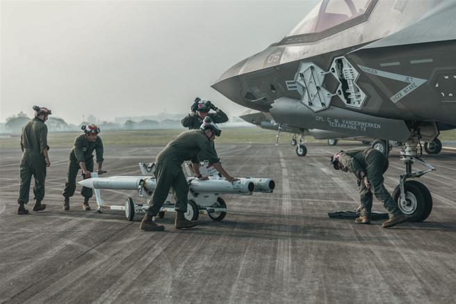美軍地勤人員為F-35B掛載AIM-102D空對空飛彈。（取自DVIDS網站）
