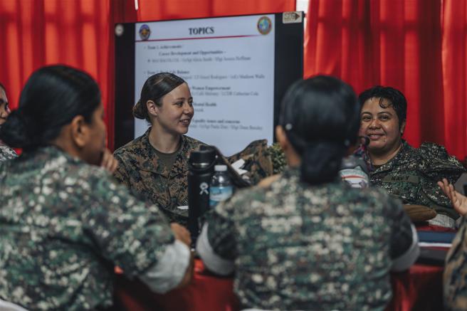 本次MASA首度舉行女性領導統御研討會，美菲女性官兵並肩而坐，分享職涯經驗。（取自DVIDS網站）