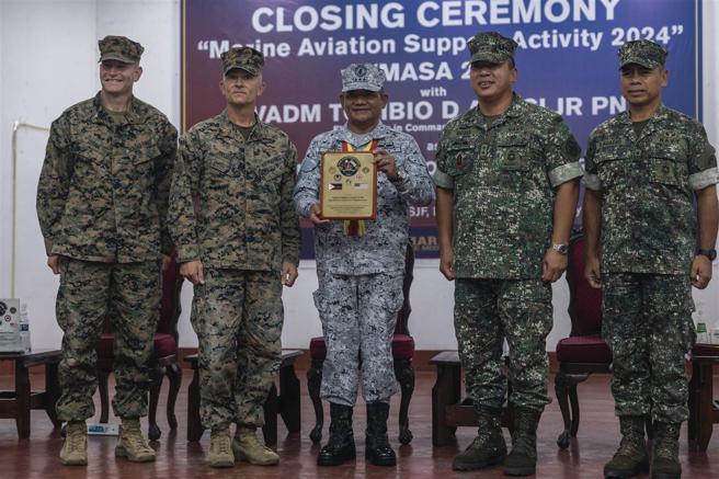 MASA聯演圓滿落幕，美菲指揮官合影留念。
（取自DVIDS網站）