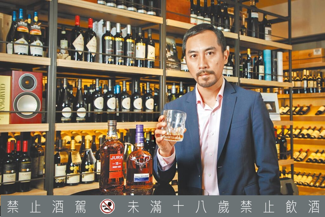 尚格酒业品牌大使刘俊贤Ken热爱分享威士忌专业知识，并从中获得乐趣。（景义婷摄）饮酒过量 有碍健康