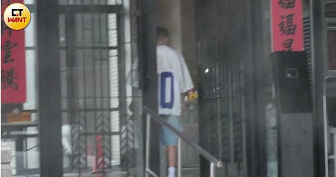 参加「MEME」出道记者会的陈孝榕，自行开车离开会场前往草莓家。（图／本刊摄影组）