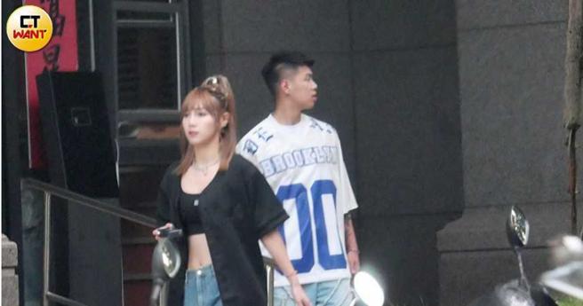 约1小时半后，草莓和陈孝榕走出家门口，男方拿起相机帮女友拍摄美照。（图／本刊摄影组）