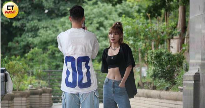 两人在住家附近拍照，穿着性感中空装的草莓摆POSE让陈孝榕拍照。（图／本刊摄影组）