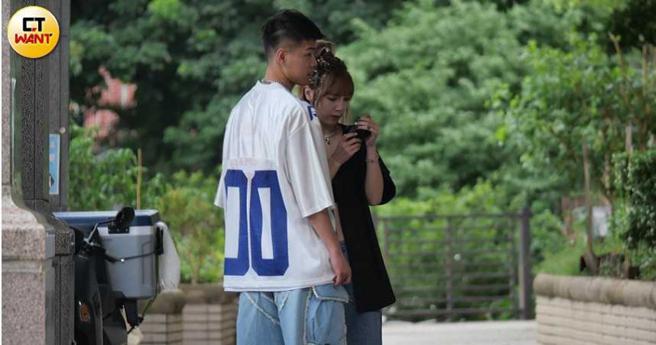 草莓检查陈孝榕为她拍着照片效果如何。（图／本刊摄影组）