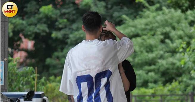 陈孝榕很贴心地帮草莓整理髮饰。（图／本刊摄影组）