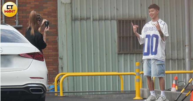 小俩口往附近停车场移动，这次换草莓帮陈孝榕捕捉帅照。（图／本刊摄影组）