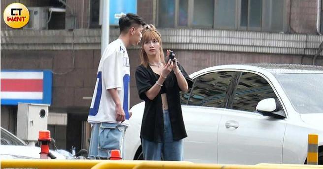 拍了几轮照片，陈孝榕盯着草莓秀给他看刚刚拍好的照片。（图／本刊摄影组）