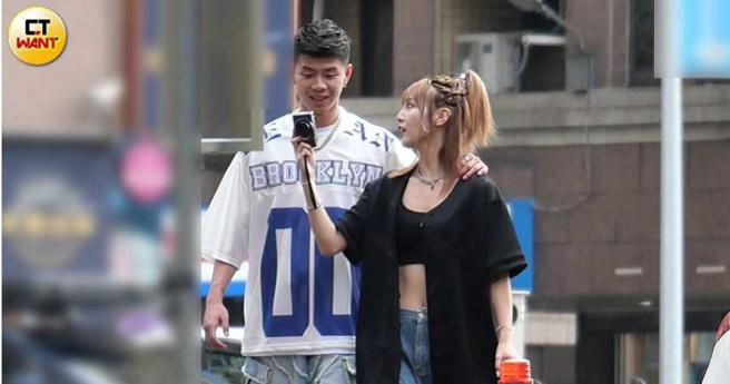 陈孝榕搭着草莓的肩，露出满意照片的笑容。（图／本刊摄影组）