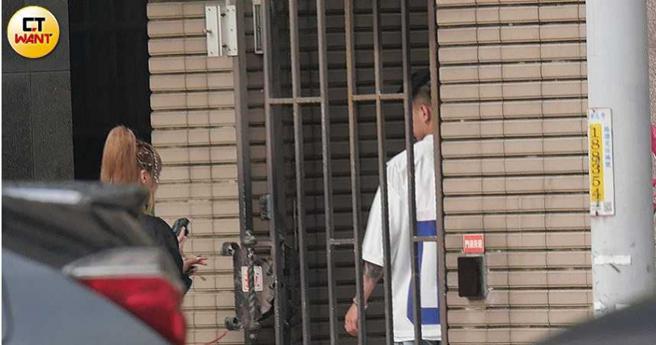 两人拍完照又一同返回草莓住处。（图／本刊摄影组）