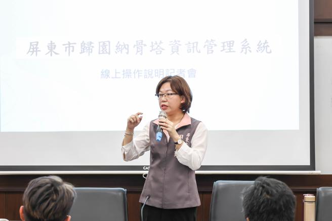 周佳琪表示归园纳骨塔资讯管理系统提供完善殡葬服务。（图／屏东市公所）