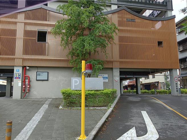 竹东镇立公有停车场委托经营管理原厂商合约到期，上半年重新招标，得标并非最高价者，引起地方议论。（邱立雅摄）