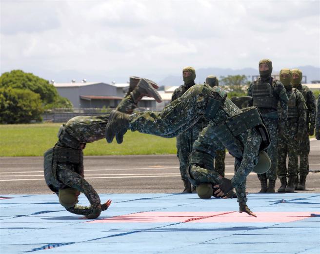  特战官兵执行近战格斗操演，展现平日勤训精练的成果。（记者孙建屏摄）