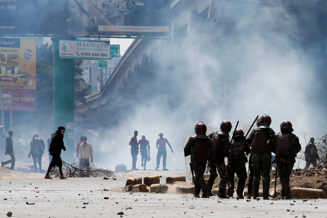 肯亚民眾25日上街抗议政府通过加税的财政法案，警方开枪、发射催泪瓦斯镇压。（图／路透社）