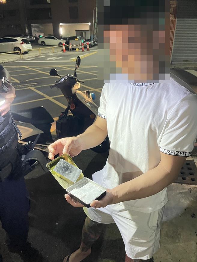 24日凌晨，张男与友人跑至停车场抽K，没想到运气不好的他们遇见巡逻员警，员警见2人形迹可疑，于是上前盘查。（高市凤山分局提供／杨舒婷高雄传真）