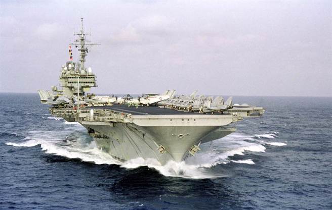 图为美军小鹰级小鹰号航母在1999年8月准备返回日本横须贺港的画面。（图/美国海军）
