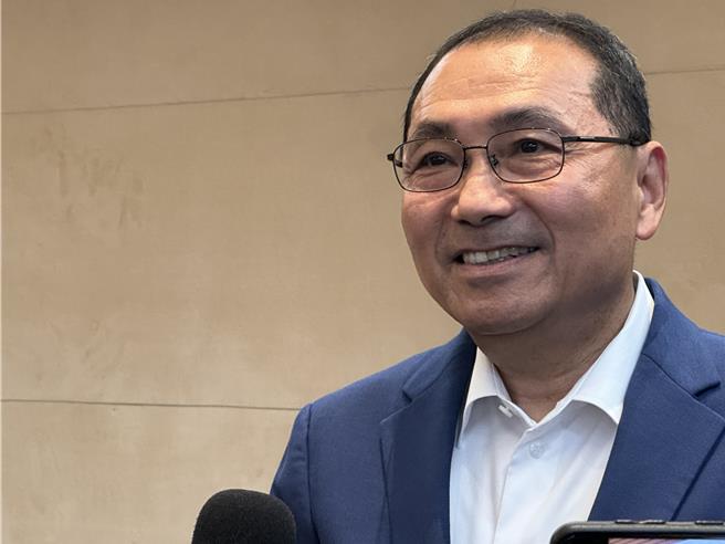 民眾党立委踢爆超思公司进口巴西鸡蛋案争议，新北市长侯友宜今(26)日在市政会议上被问及此事，表示农业部面对民意必须讲清楚，「不能一句话说都不知道」。（柯毓庭摄）