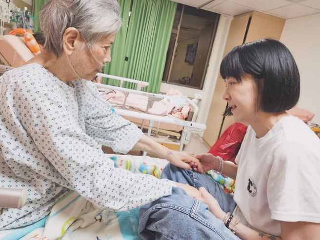 女星陆元琪透露母亲等到所有家人到齐后才离开。（图／翻摄自陆元琪脸书）