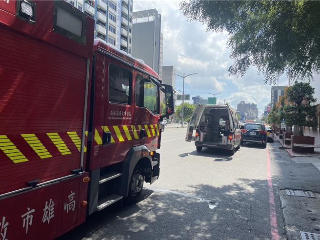 高雄新堀江商圈一处大楼今天上午有女子坠楼，生命迹象微弱送医抢救中，警方初步排除外力介入。（警方提供／任义宇高雄传真）