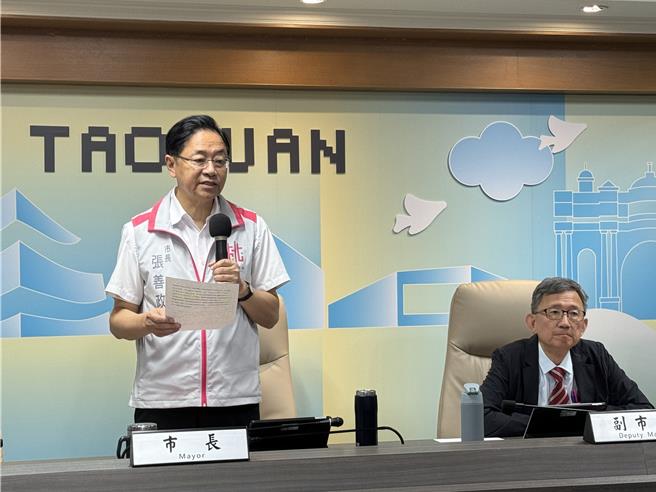 桃园市长张善政26日市政会议宣布，好孕专车纳入北北基跟竹竹5县市的车队，服务车辆从3500台扩大到1万6000台，预计7月1日正式上路。（蔡依珍摄）