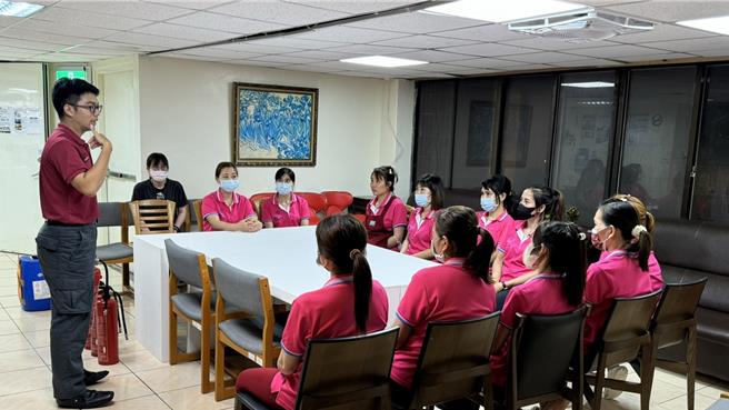 近年來台灣高齡人口比例持續上升，長期照護需求大幅增加，隨之，外籍看護人員亦日益增多。為了提升長期照顧中心外籍看護人員的用火用電安全知識，避免意外事故的發生，近日，桃園市政府消防局第一大隊三民分隊與吉安老人長期照顧中心共同規劃，舉辦了一場防火安全宣導講座。（消防提供）