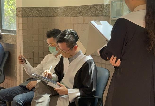 李彦廷（左一）今出庭。（洪靖宜摄）