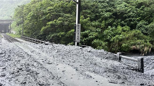 台铁229次新自强号21日行经花莲清水隧道遇到土石流，导致列车出轨。（资料照片）