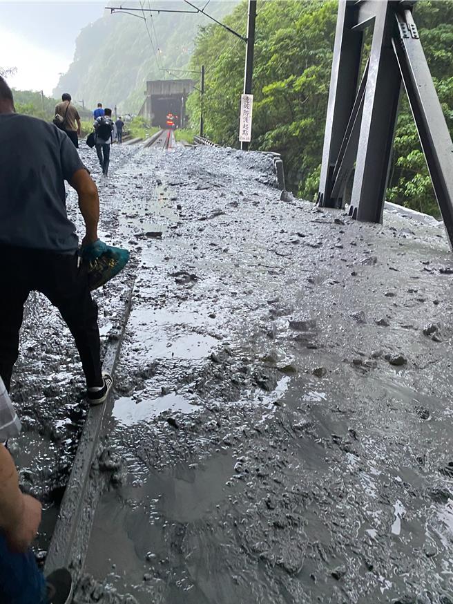 台铁229次新自强号21日在花莲清水隧道遇土石流，导致列车出轨、9人受伤。（资料照片）